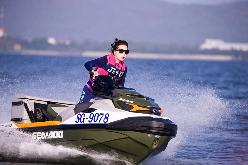 Mông run rẩy vì cực khoái, bạn giục công ty quan hệ với đồng nghiệp trong nhà vệ sinh